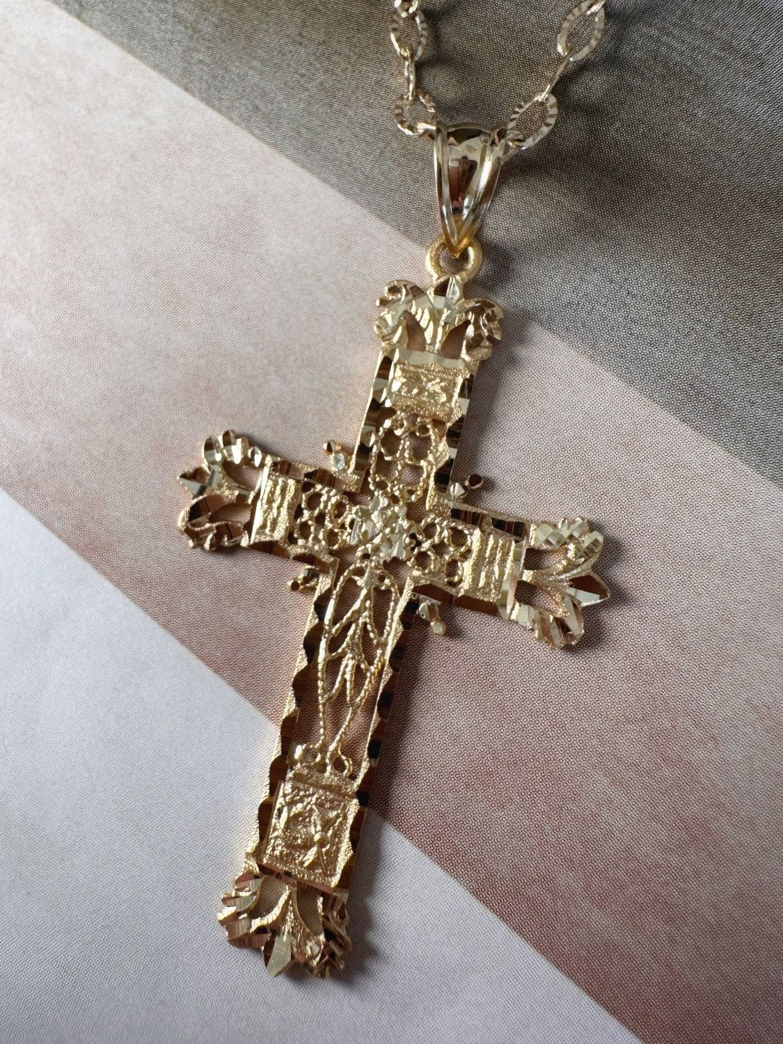 Croix "Etincelle" en or jaune 18 carats, finition ajourée