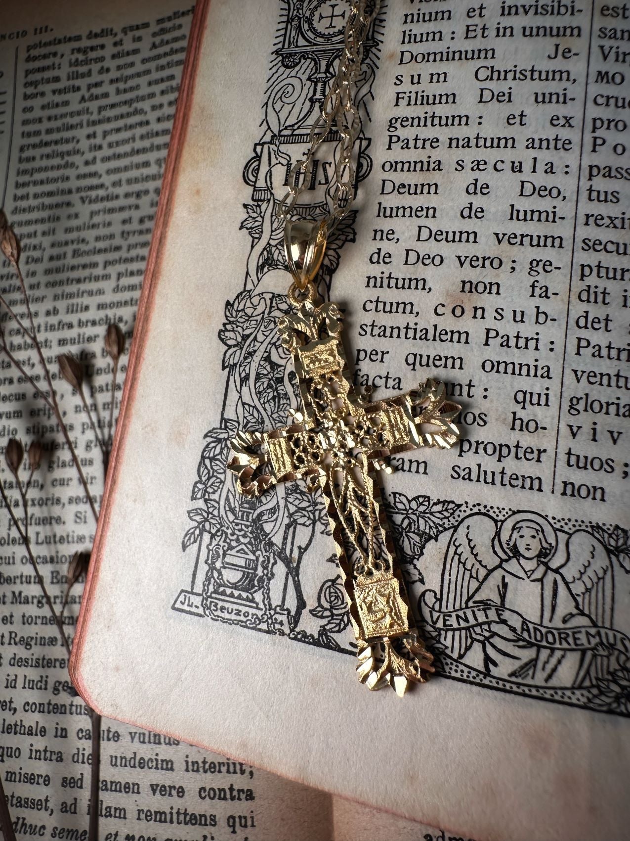 Croix "Etincelle" en or jaune 18 carats, finition ajourée