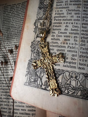 Croix "Etincelle" en or jaune 18 carats, finition ajourée