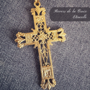 Croix "Etincelle" en or jaune 18 carats, finition ajourée