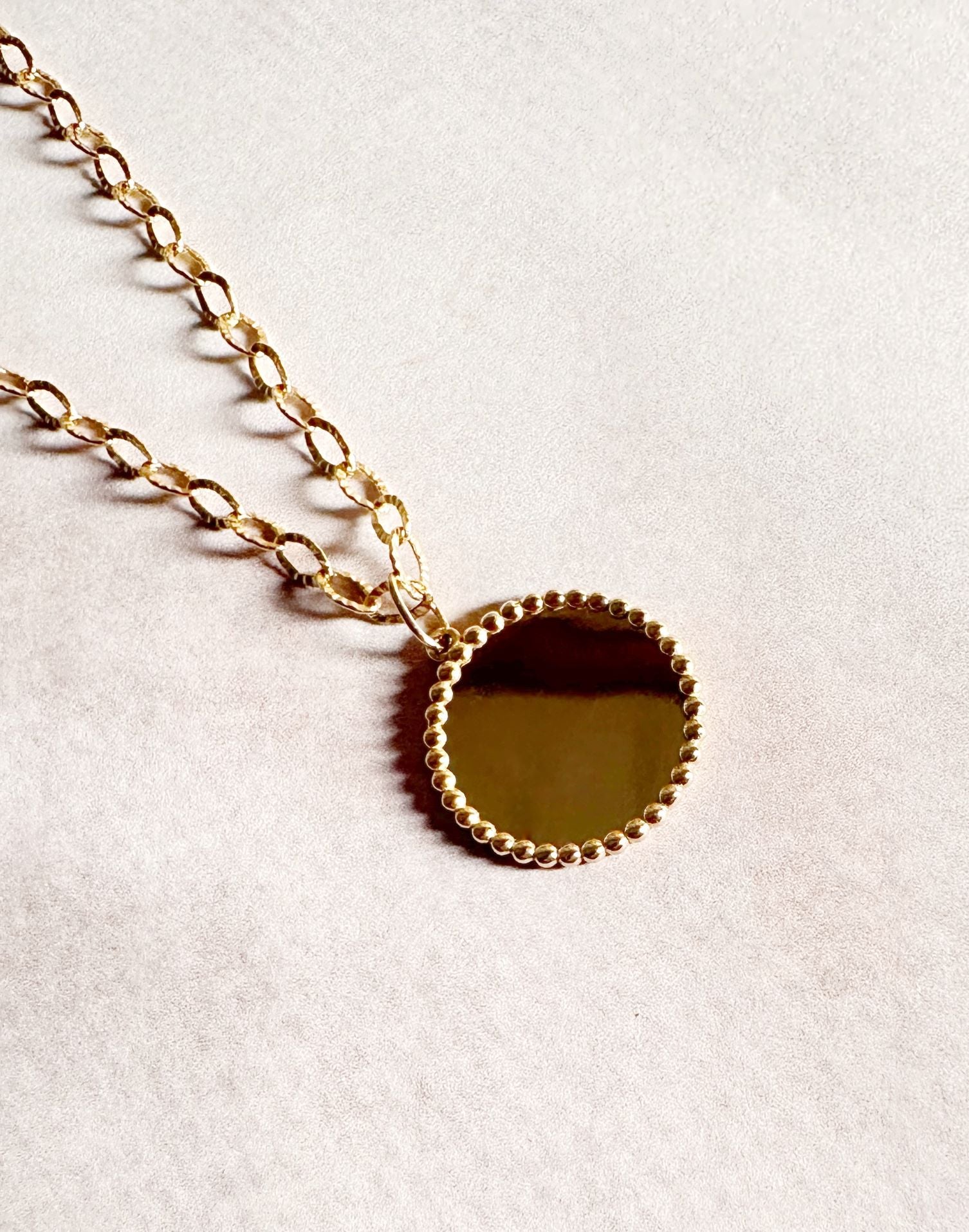 MaisonGabriel_MedaillonAuroregravable_enorjaune18carats_bordureperlee_redim_10.jpg