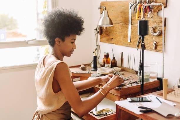 Maison_Gabriel_-_femme_en_atelier - Maison Gabriel