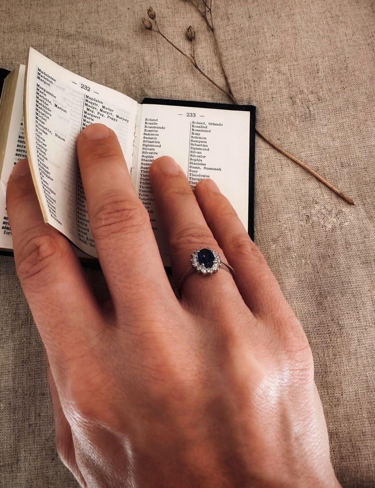 Bague "Princess Kate" en or blanc 18 carats, saphir et pavage de diamants - Maison Gabriel