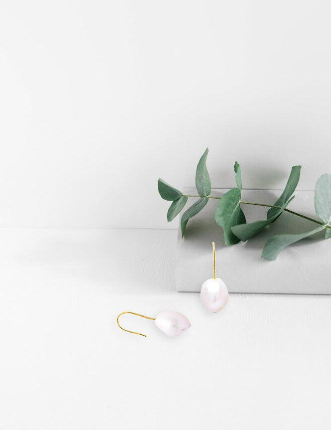 Boucles d'oreilles "Innocence" en or jaune 18 carats et perles gouttes - Maison Gabriel