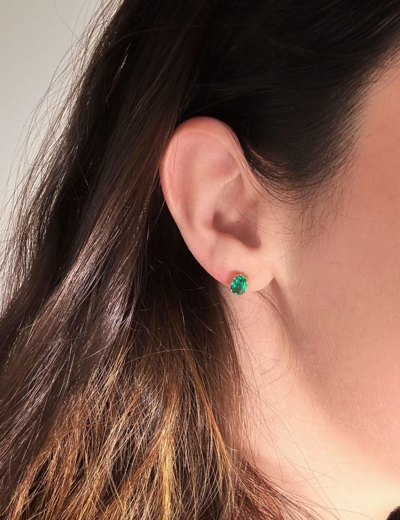 Boucles d'oreilles "Judith", en or 18 carats et émeraudes naturelles, fermoir poussette - Maison Gabriel