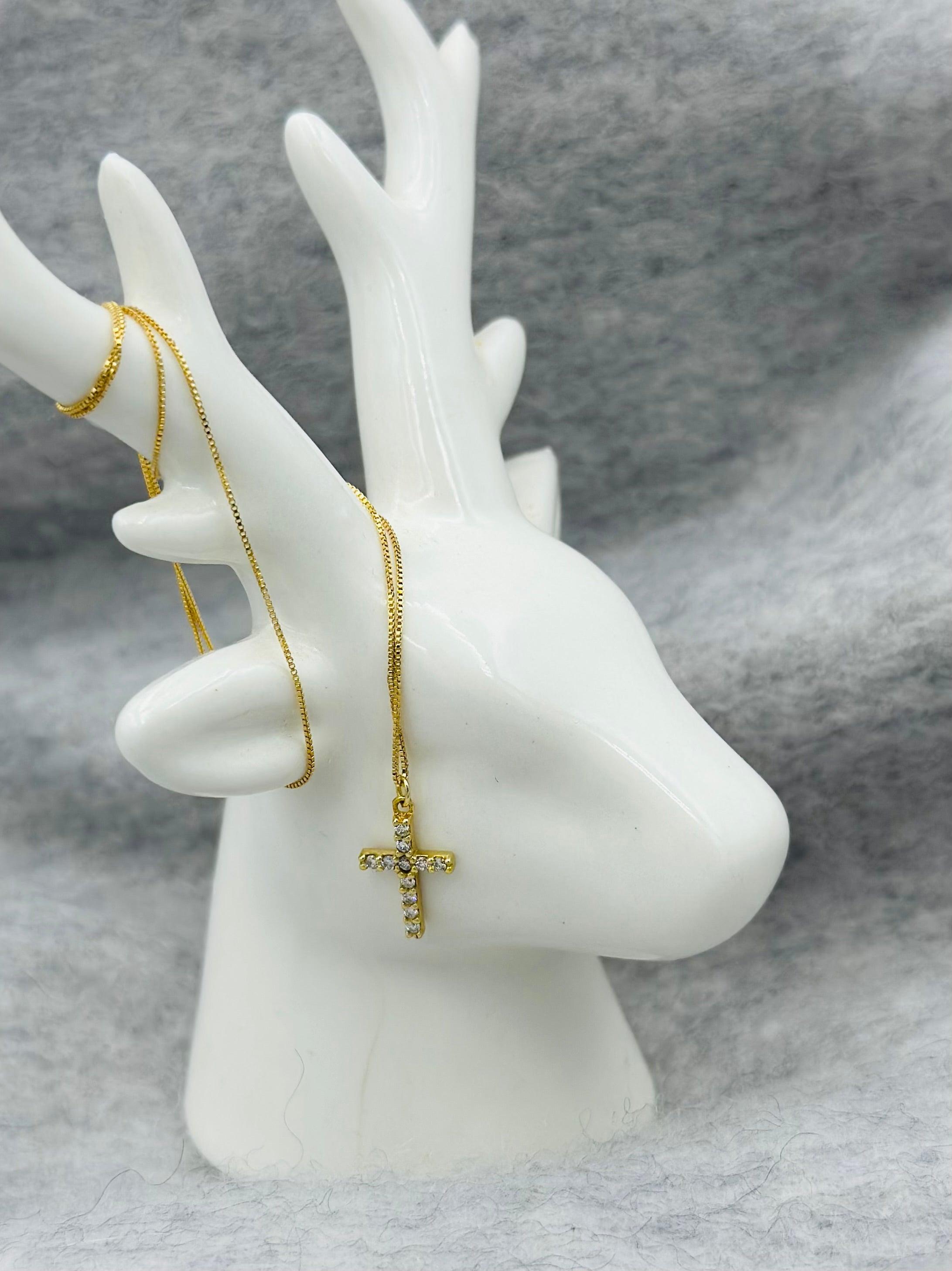 Collier chaîne fine et croix "Gloria" en or jaune 18 carats avec pavage de diamants - Maison Gabriel