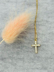 Collier chaîne fine et croix "Gloria" en or jaune 18 carats avec pavage de diamants - Maison Gabriel