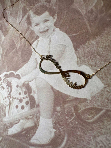 Collier personnalisable "Amore Siempre", fine chaîne en or 18 carats ajustable et symbole infini à prénoms - Maison Gabriel
