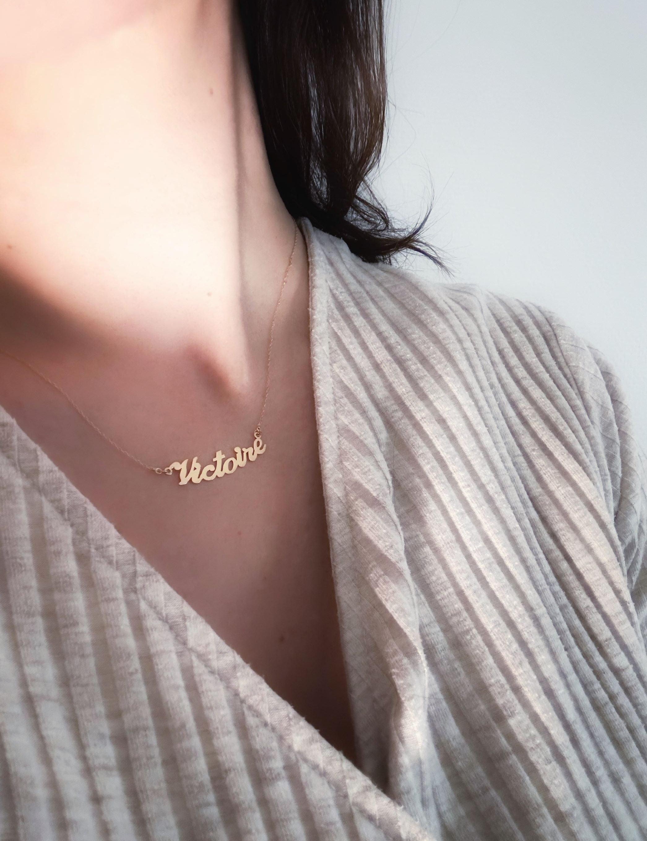 Collier "Signature", lettrage personnalisable et fine chaine ajustable, en or 18 carats - Maison Gabriel