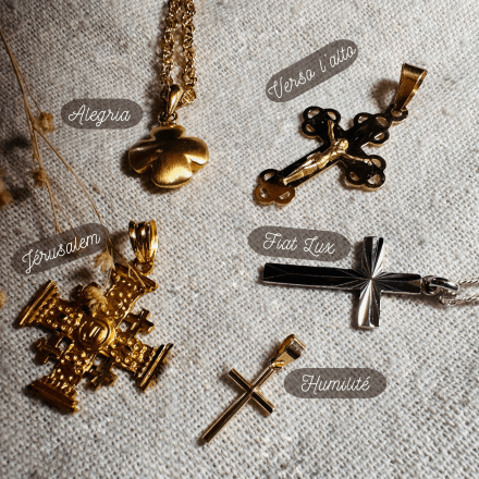 Croix "Alegria" en or jaune 18 carats poli, bordures arrondies - Maison Gabriel
