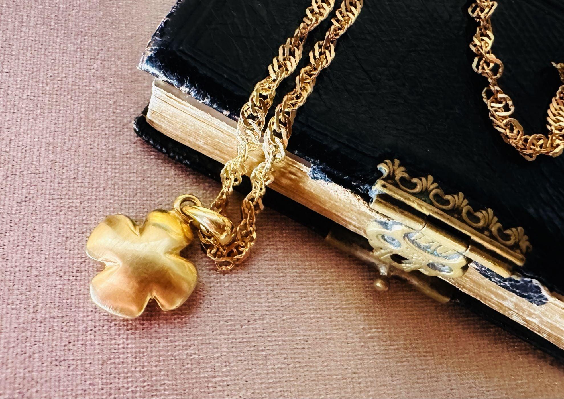 Croix "Alegria" en or jaune 18 carats poli, bordures arrondies - Maison Gabriel