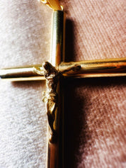 Croix "Amen" en or jaune 18 carats, finition polie brillante - Maison Gabriel