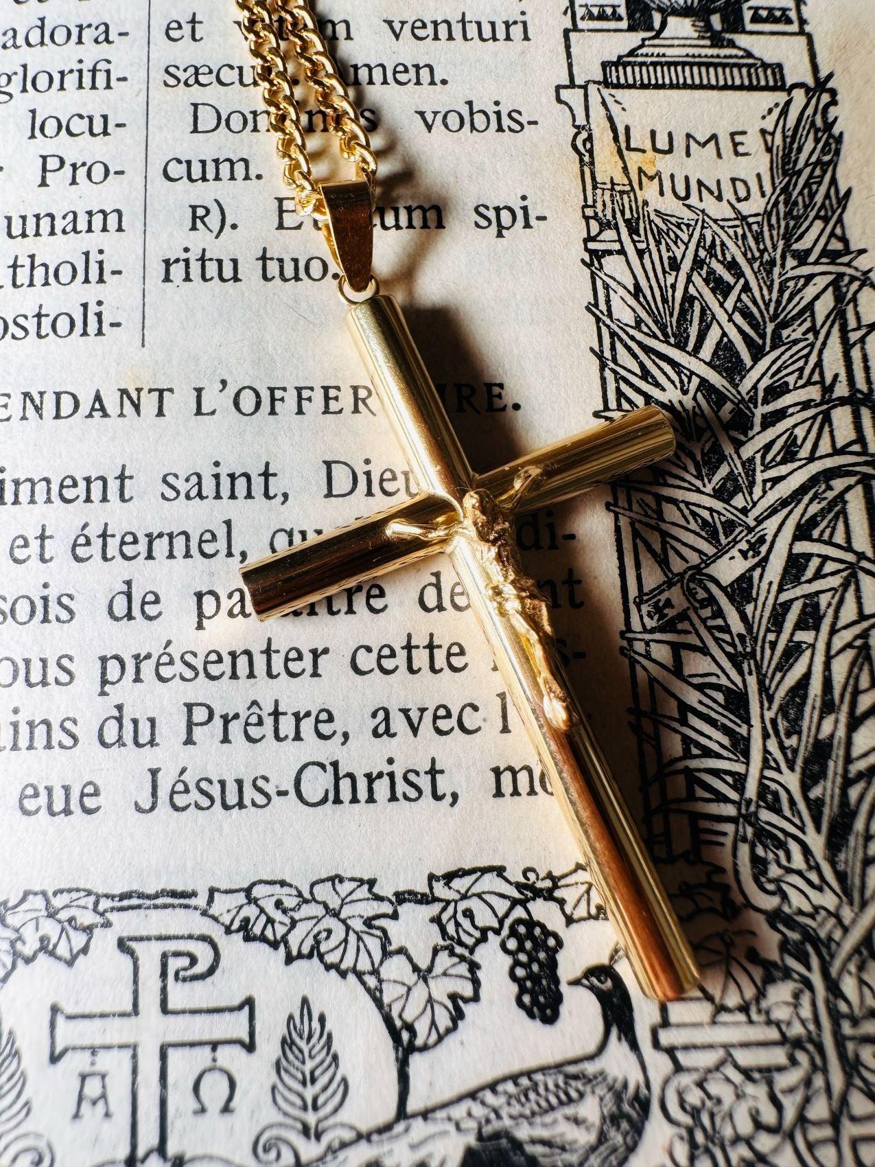 Croix "Amen" en or jaune 18 carats, finition polie brillante - Maison Gabriel