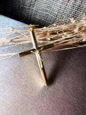 Croix "Amen" en or jaune 18 carats, finition polie brillante - Maison Gabriel