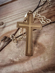 Croix "Humilité" en or jaune 18 carats avec bordures poinçonnées - Maison Gabriel