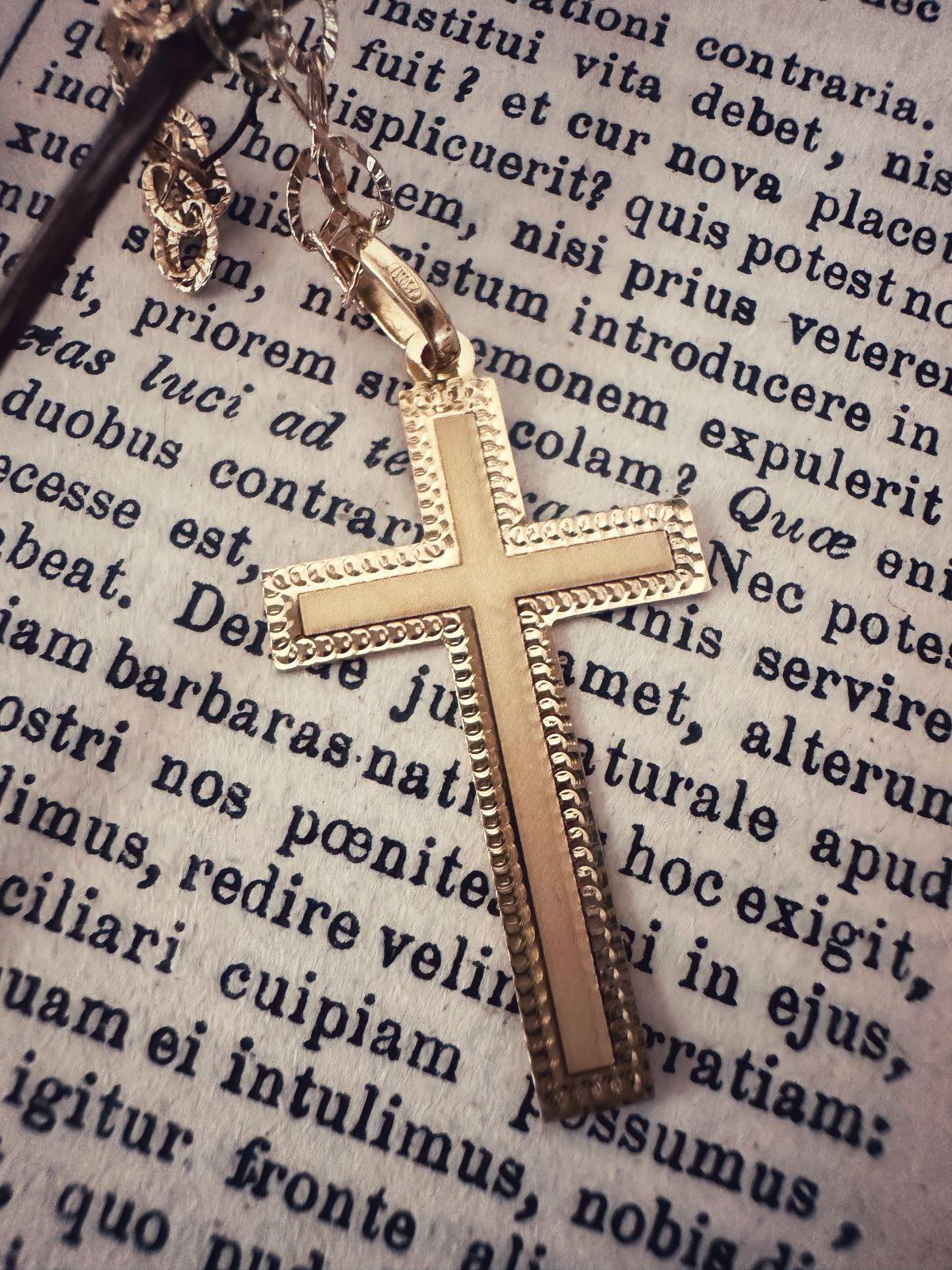 Croix "Humilité" en or jaune 18 carats avec bordures poinçonnées - Maison Gabriel