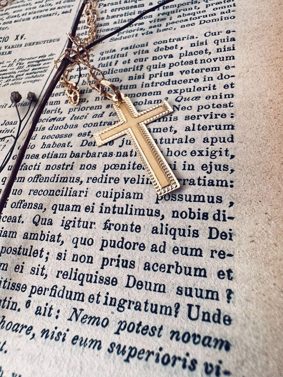 Croix "Humilité" en or jaune 18 carats avec bordures poinçonnées - Maison Gabriel