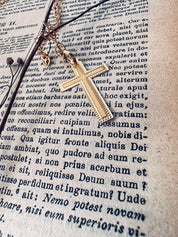 Croix "Humilité" en or jaune 18 carats avec bordures poinçonnées - Maison Gabriel