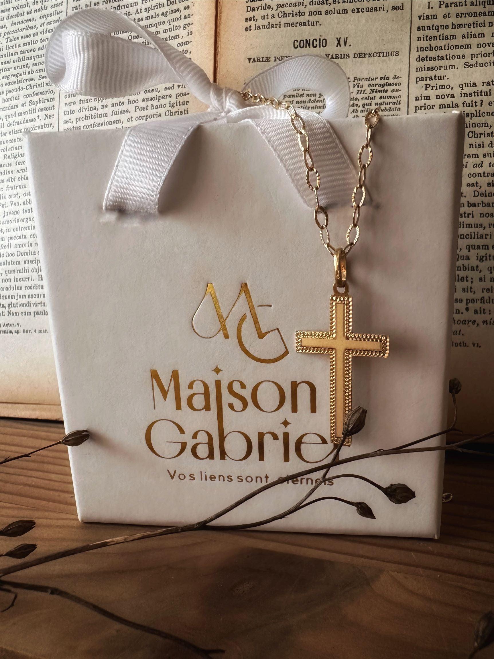 Croix "Humilité" en or jaune 18 carats avec bordures poinçonnées - Maison Gabriel