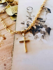 Croix "Humilité" en or jaune 18 carats, finition polie brillante - Maison Gabriel