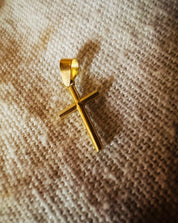 Croix "Humilité" en or jaune 18 carats, finition polie brillante - Maison Gabriel