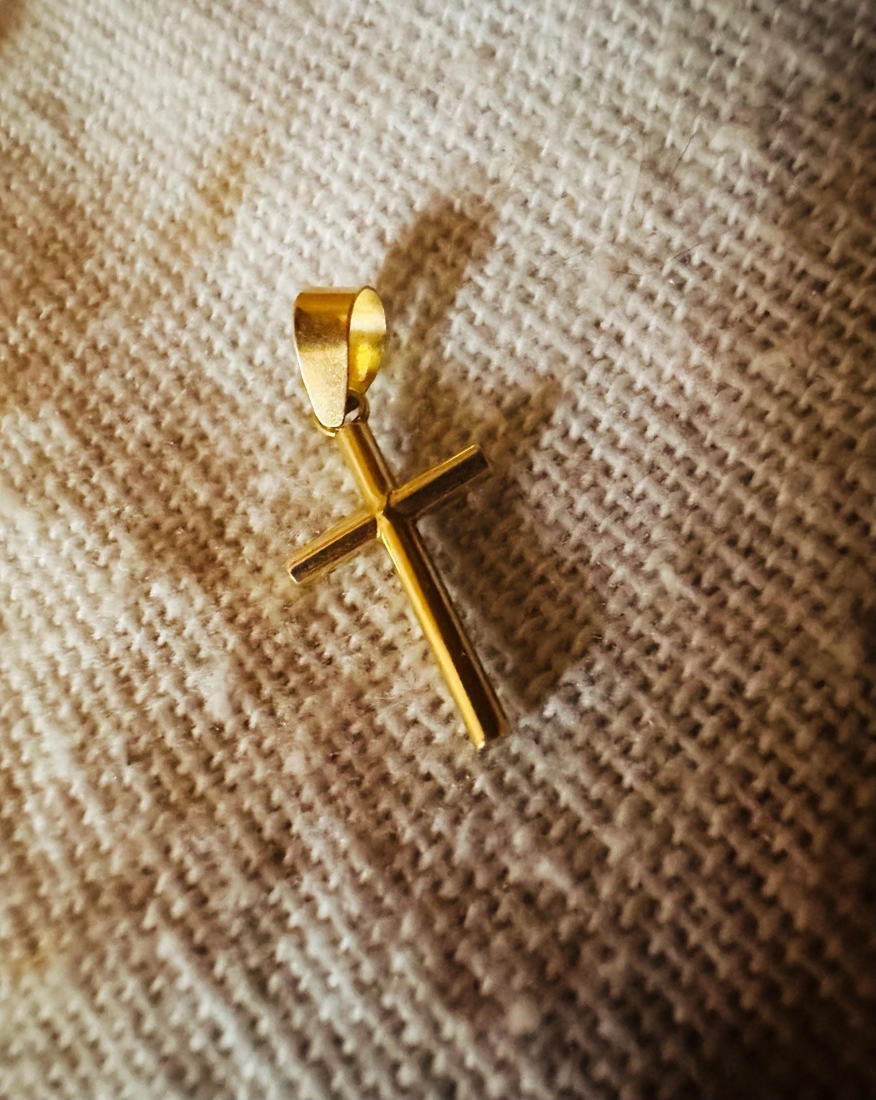 Croix "Humilité" en or jaune 18 carats, finition polie brillante - Maison Gabriel