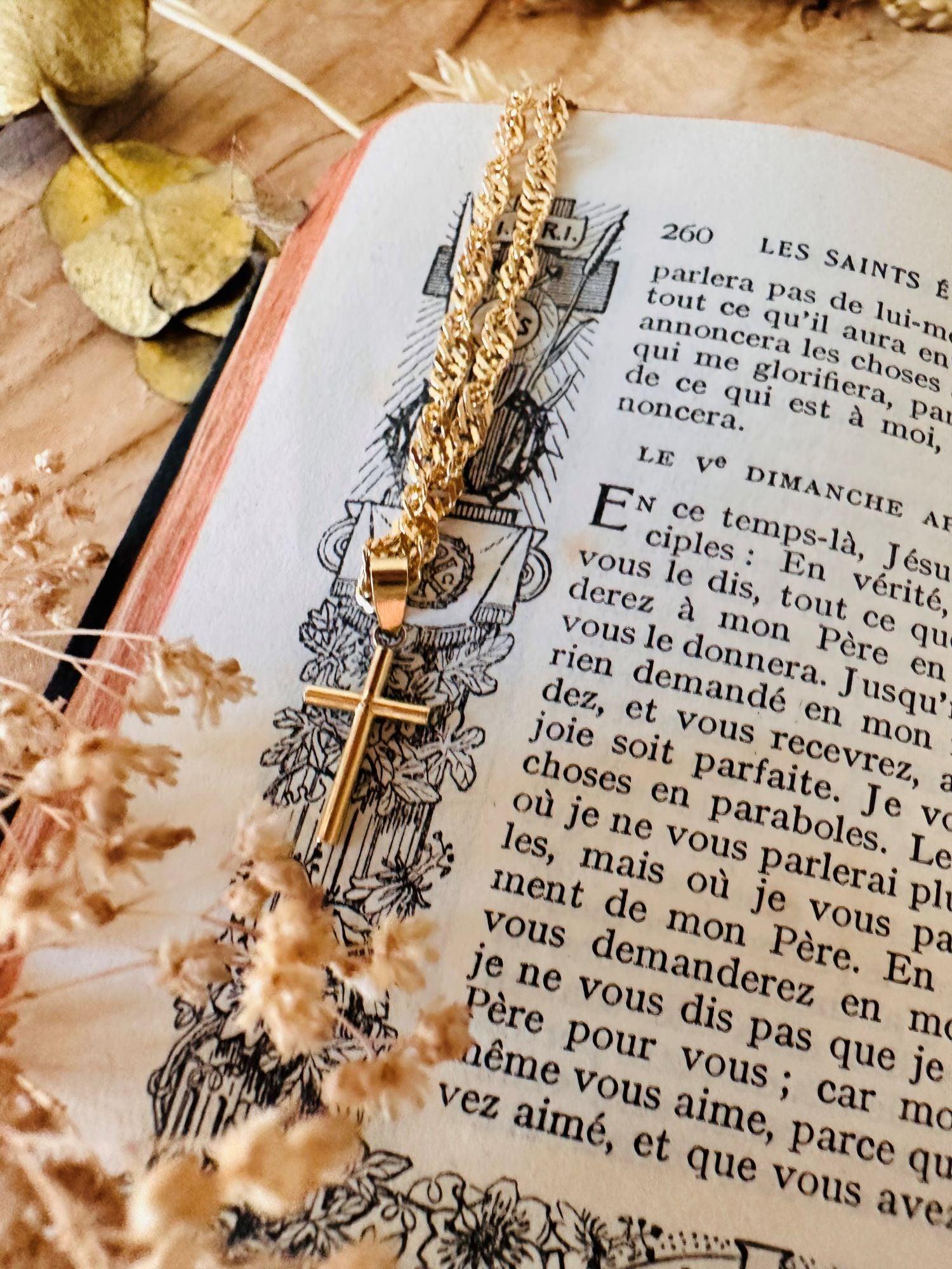 Croix "Humilité" en or jaune 18 carats, finition polie brillante - Maison Gabriel