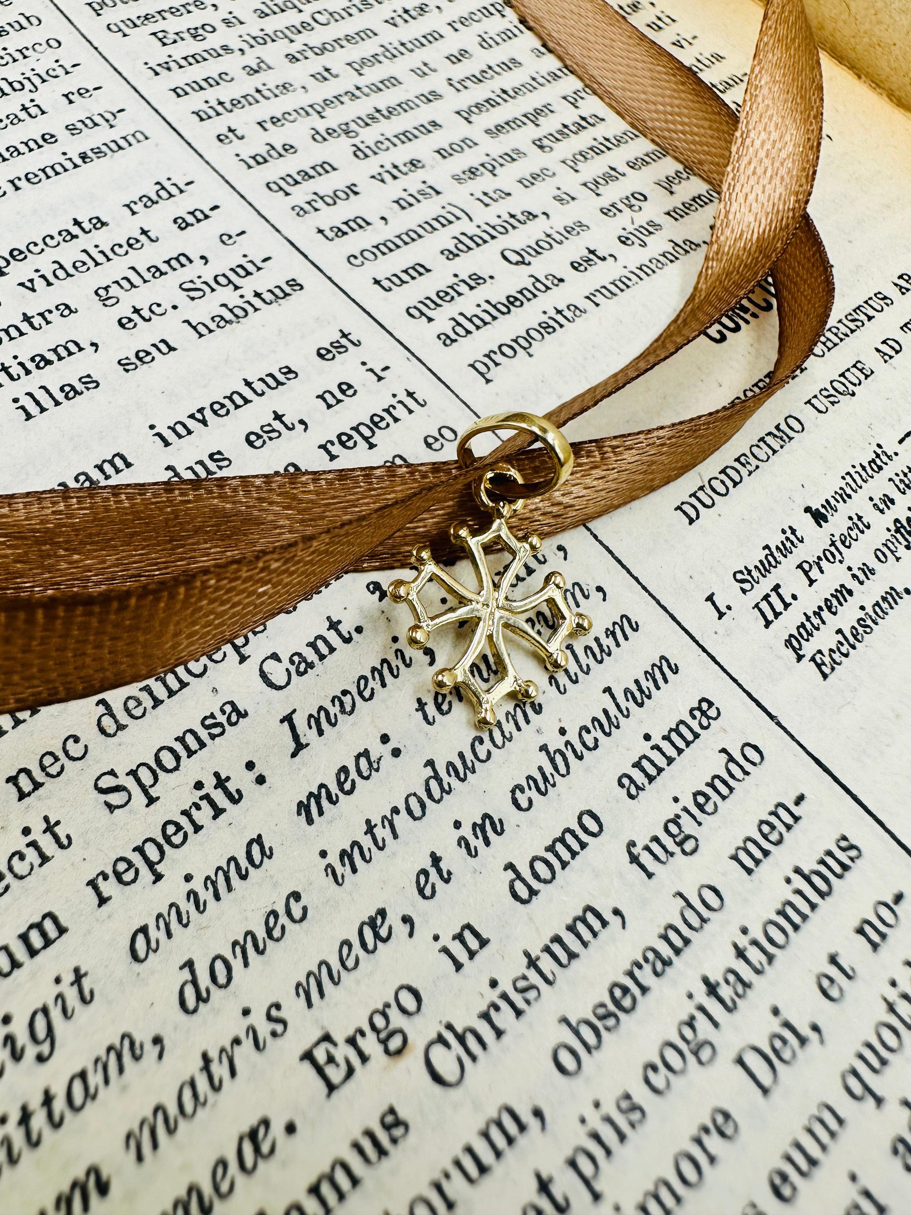 Croix Occitane ajourée en or jaune 18 carats - Maison Gabriel