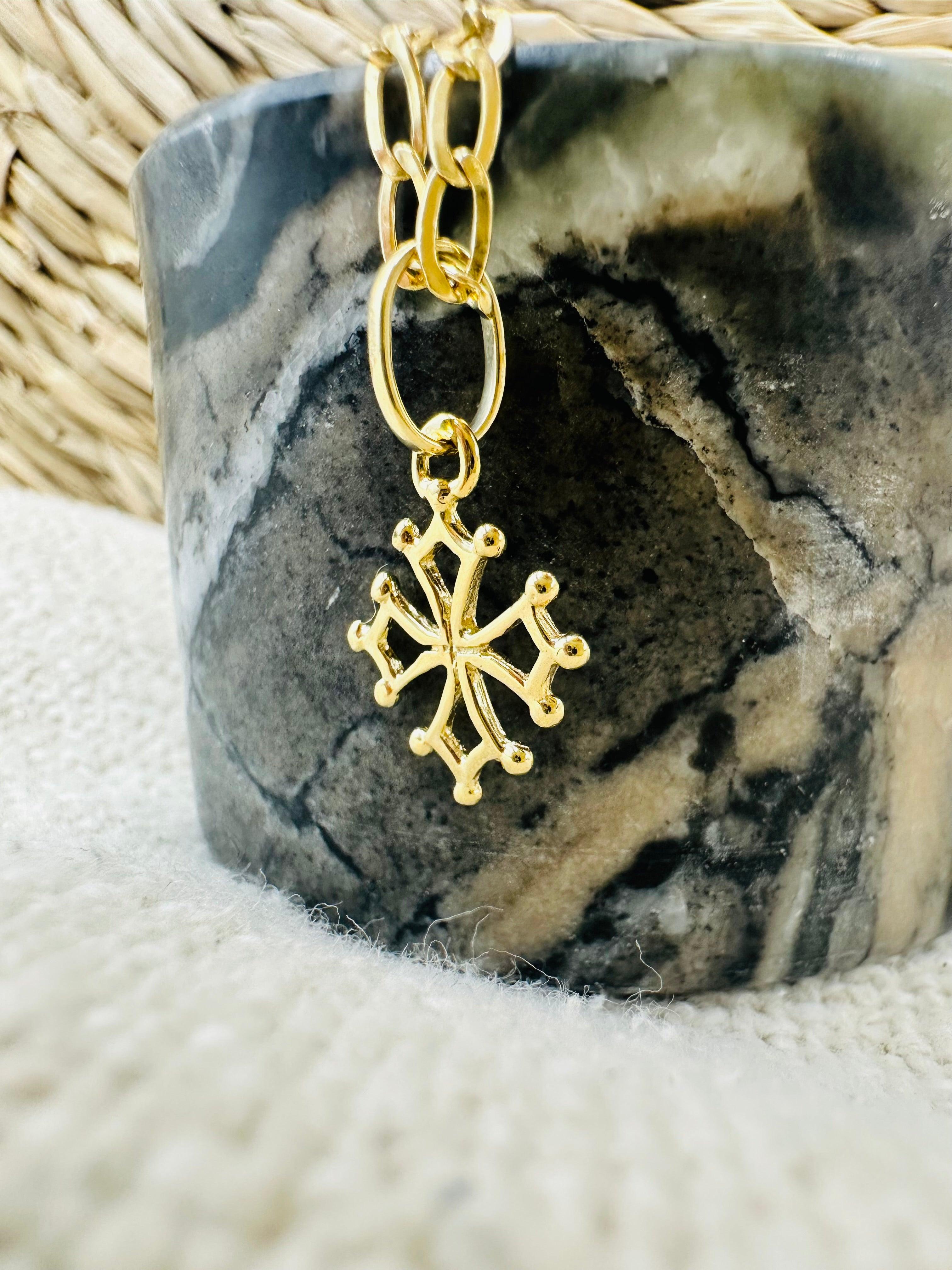 Croix Occitane ajourée en or jaune 18 carats - Maison Gabriel