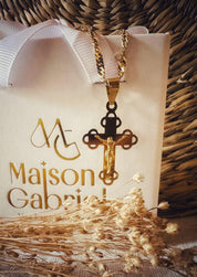 Croix "Verso l'alto" en or jaune 18 carats avec finition polie brillante et triple fleur ajourée - Maison Gabriel