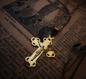 Croix "Verso l'alto" en or jaune 18 carats avec finition polie brillante et triple fleur ajourée - Maison Gabriel