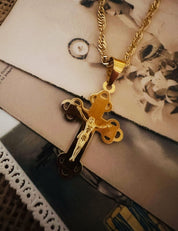 Croix "Verso l'alto" en or jaune 18 carats avec finition polie brillante et triple fleur ajourée - Maison Gabriel