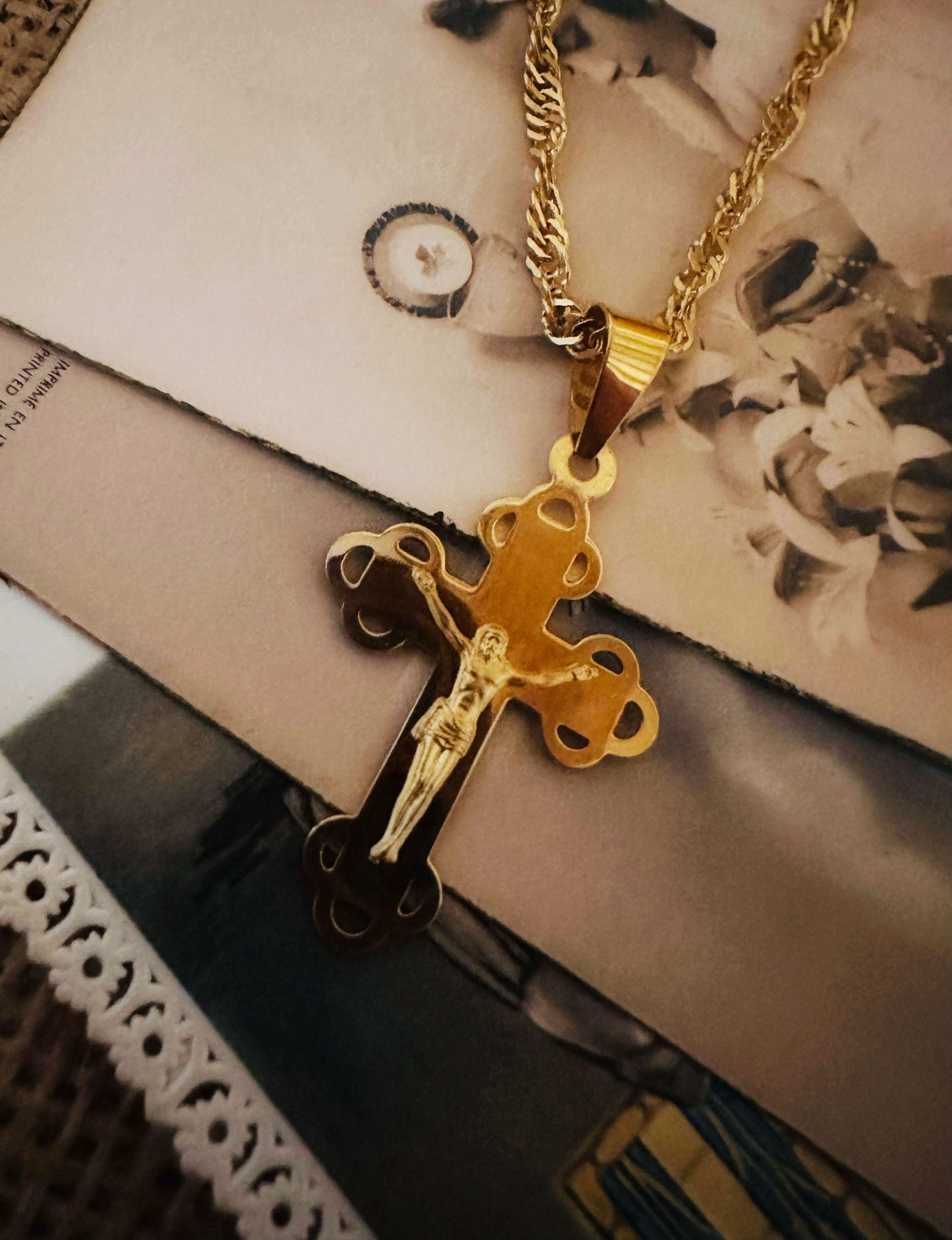 Croix "Verso l'alto" en or jaune 18 carats avec finition polie brillante et triple fleur ajourée - Maison Gabriel