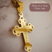 Croix "Verso l'alto" en or jaune 18 carats avec finition polie brillante et triple fleur ajourée - Maison Gabriel