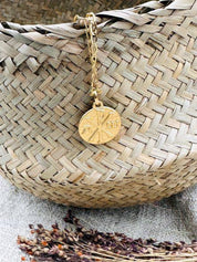 Médaille "Chrisme" en or jaune 18 carats, finition martelée mate - Maison Gabriel