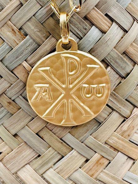 Médaille "Chrisme" en or jaune 18 carats, finition martelée mate - Maison Gabriel