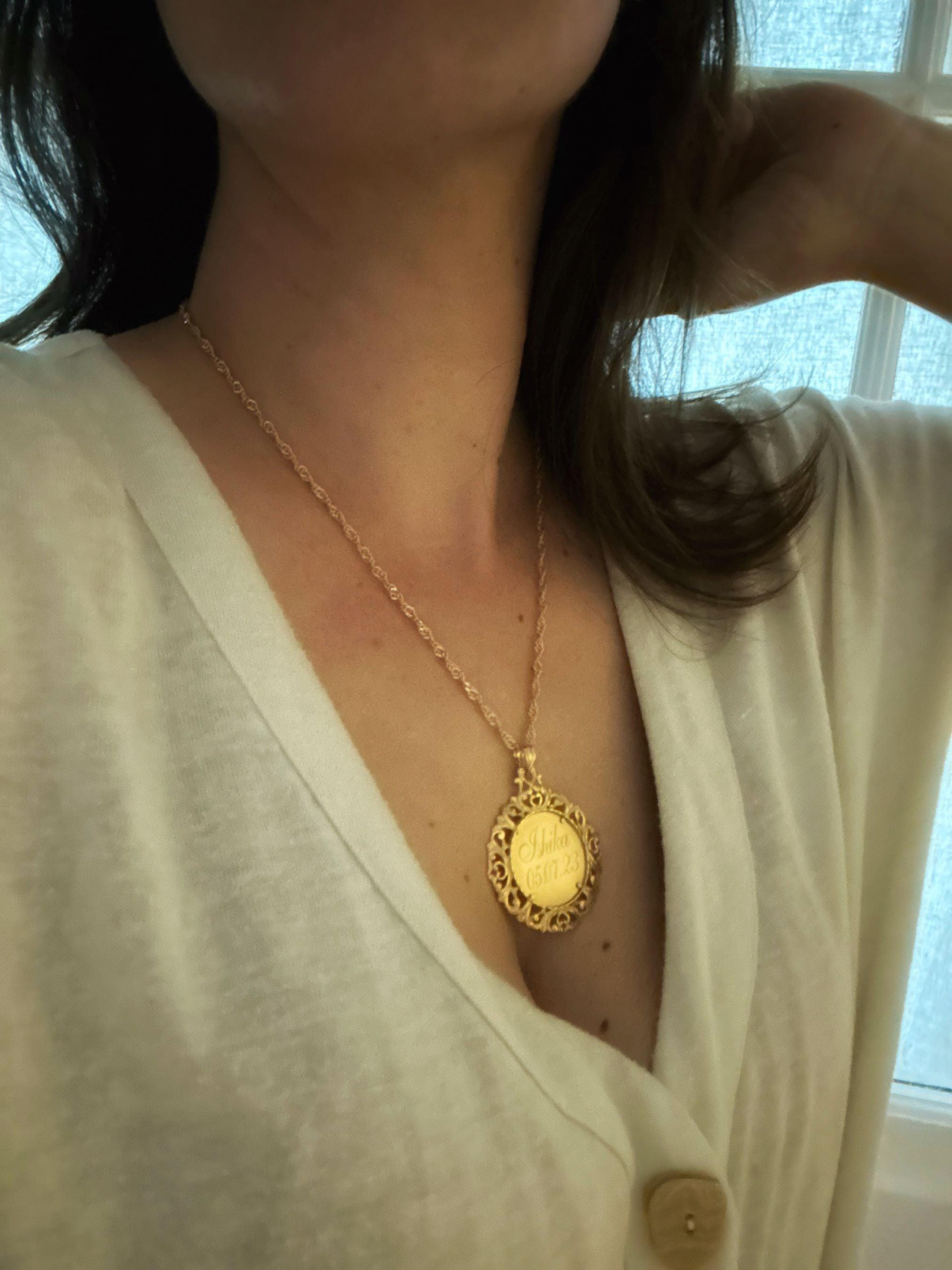 Médaillon "Victoire" en or jaune 18 carats, bordure sculptée feuillages, à graver - Maison Gabriel