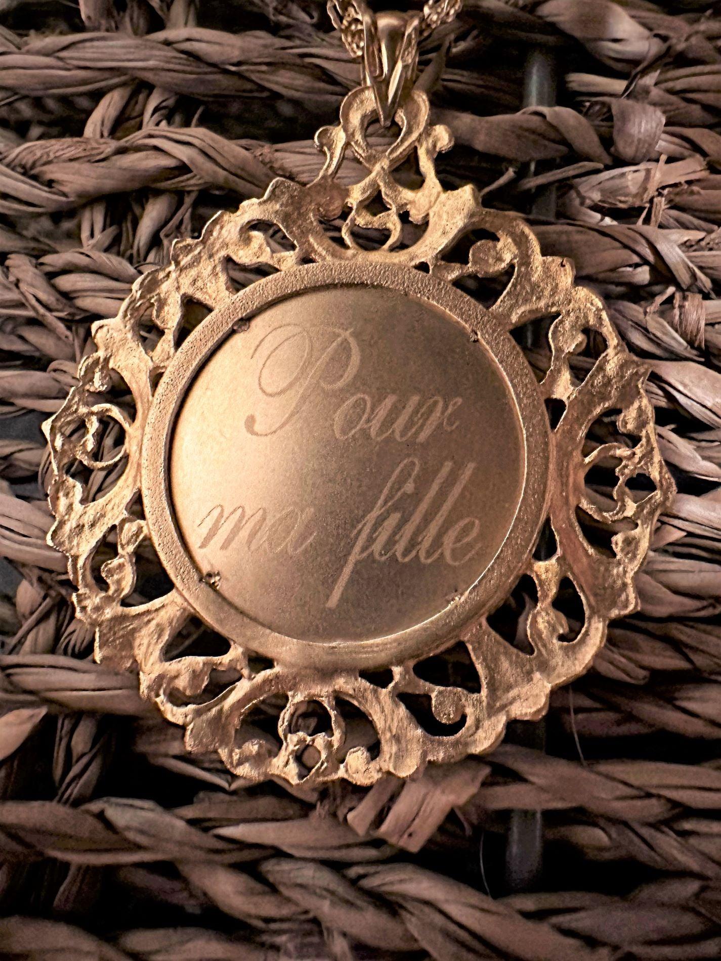 Médaillon "Victoire" en or jaune 18 carats, bordure sculptée feuillages, à graver - Maison Gabriel