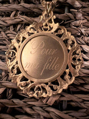 Médaillon "Victoire" en or jaune 18 carats, bordure sculptée feuillages, à graver - Maison Gabriel