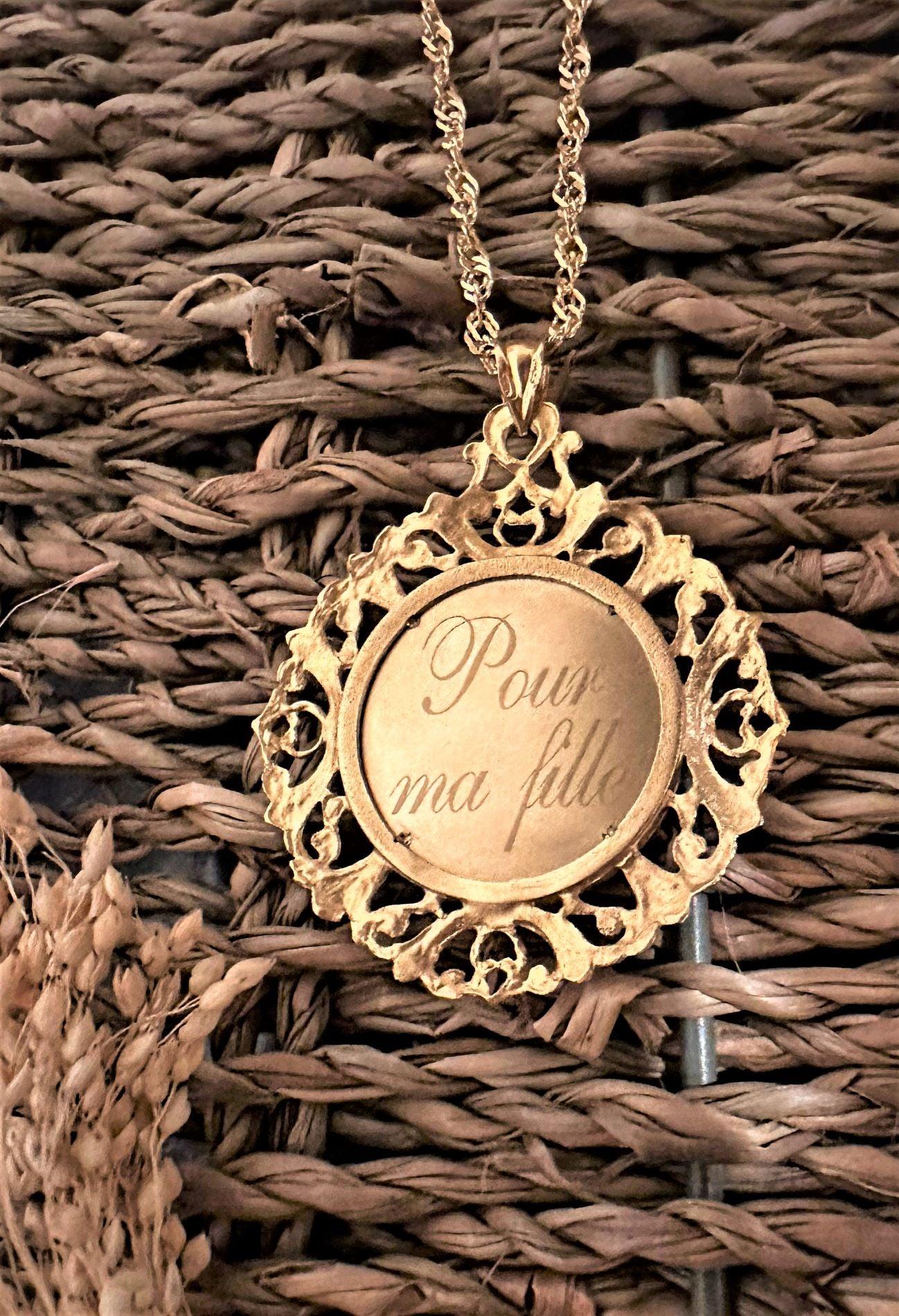 Médaillon "Victoire" en or jaune 18 carats, bordure sculptée feuillages, à graver - Maison Gabriel