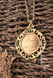 Médaillon "Victoire" en or jaune 18 carats, bordure sculptée feuillages, à graver - Maison Gabriel