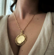 Médaillon "Victoire" en or jaune 18 carats, bordure sculptée feuillages, à graver - Maison Gabriel