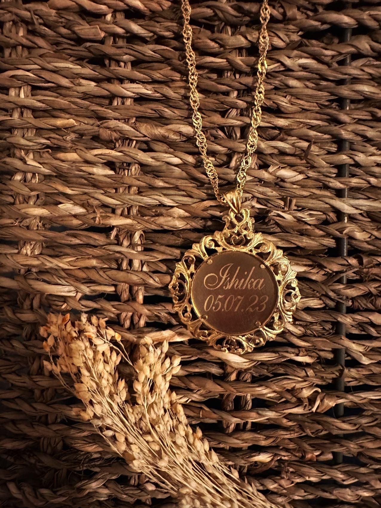 Médaillon "Victoire" en or jaune 18 carats, bordure sculptée feuillages, à graver - Maison Gabriel