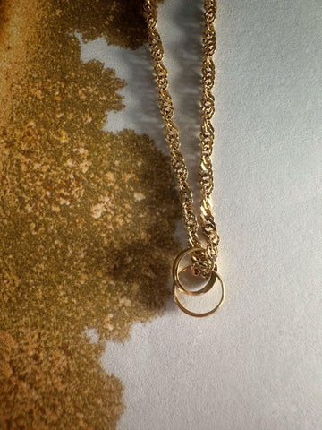 Pendentif "Eternelle Etreinte", alliances enlacées en or 18 carats - Maison Gabriel