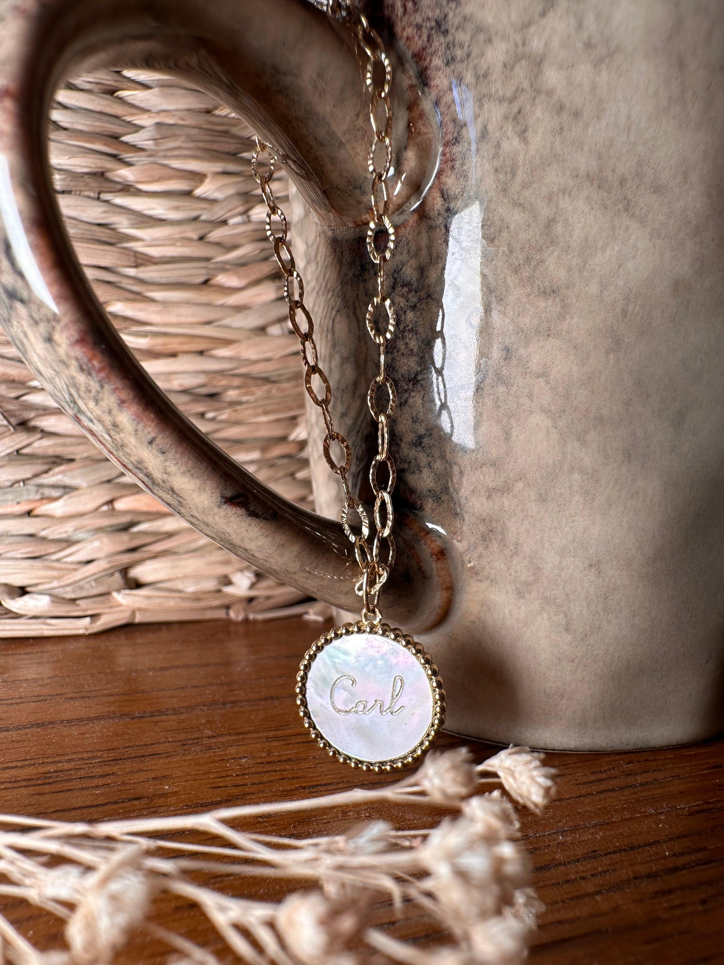 Pendentif ou jeton "Elsie" gravable, en or 18 carats sculpté et nacre - Maison Gabriel