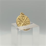 Médaille "Chrisme" en or jaune 18 carats, finition martelée mate