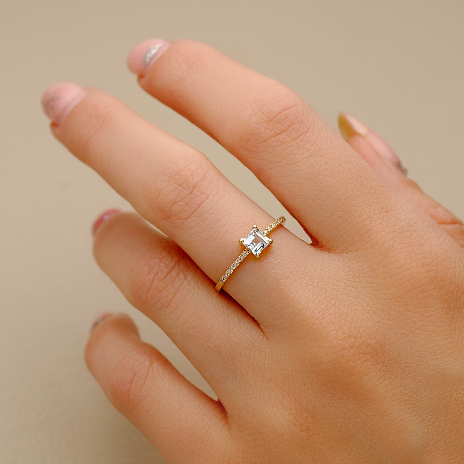 Bague "Quadria Nacréa" en or 18 carats pierre aigue-marine cubique et diamants