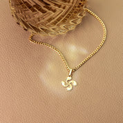 Croix Basque sculptée en or jaune 18 carats