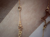 Collier "Pléïade", fine chaîne ajustable et pendentif étoile poinçonnée, en or jaune 18 carats