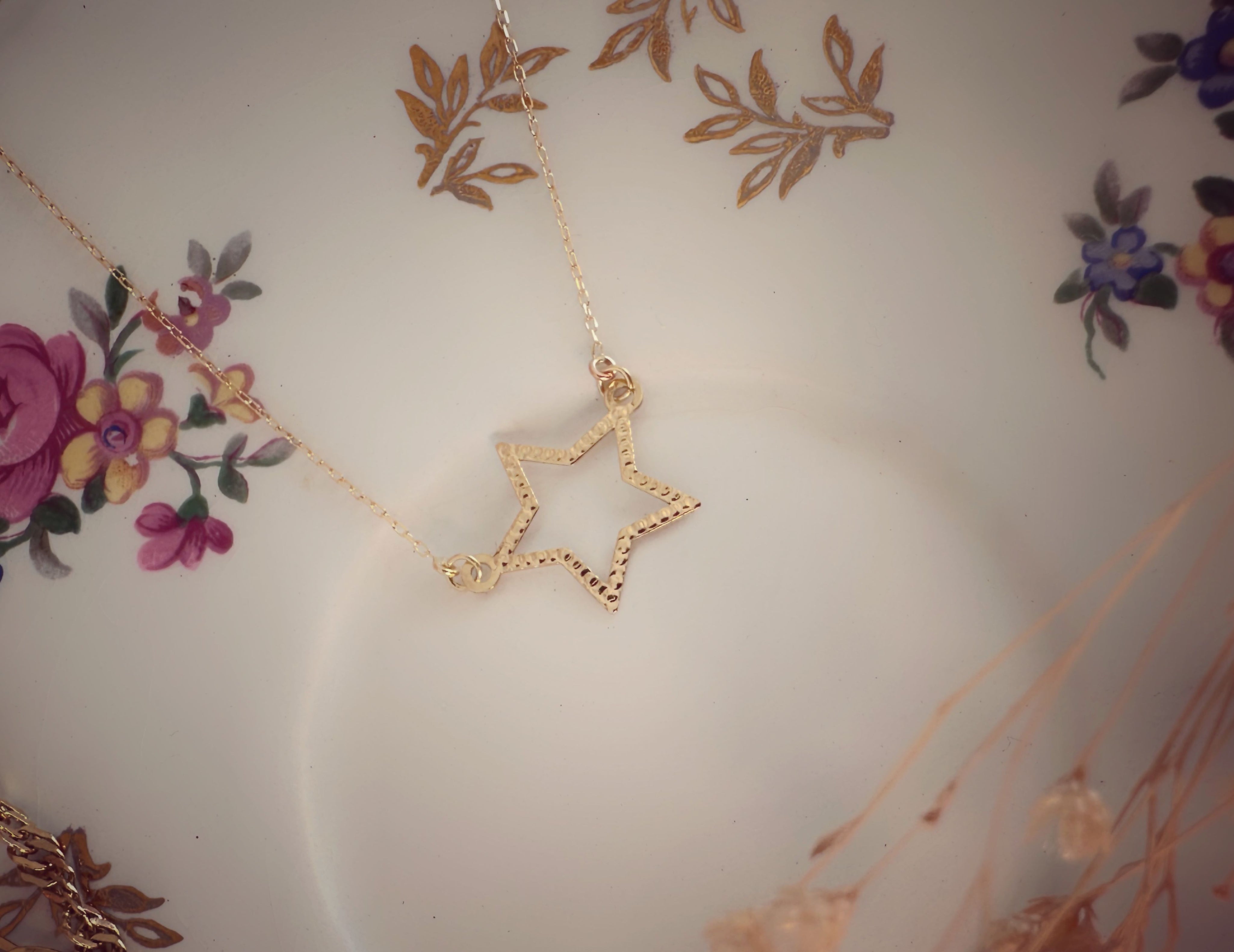 Collier "Pléïade", fine chaîne ajustable et pendentif étoile poinçonnée, en or jaune 18 carats